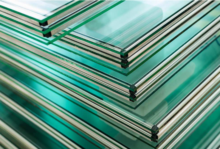 Capa: Qual é a relevância de aderir às normas para vidros de segurança?